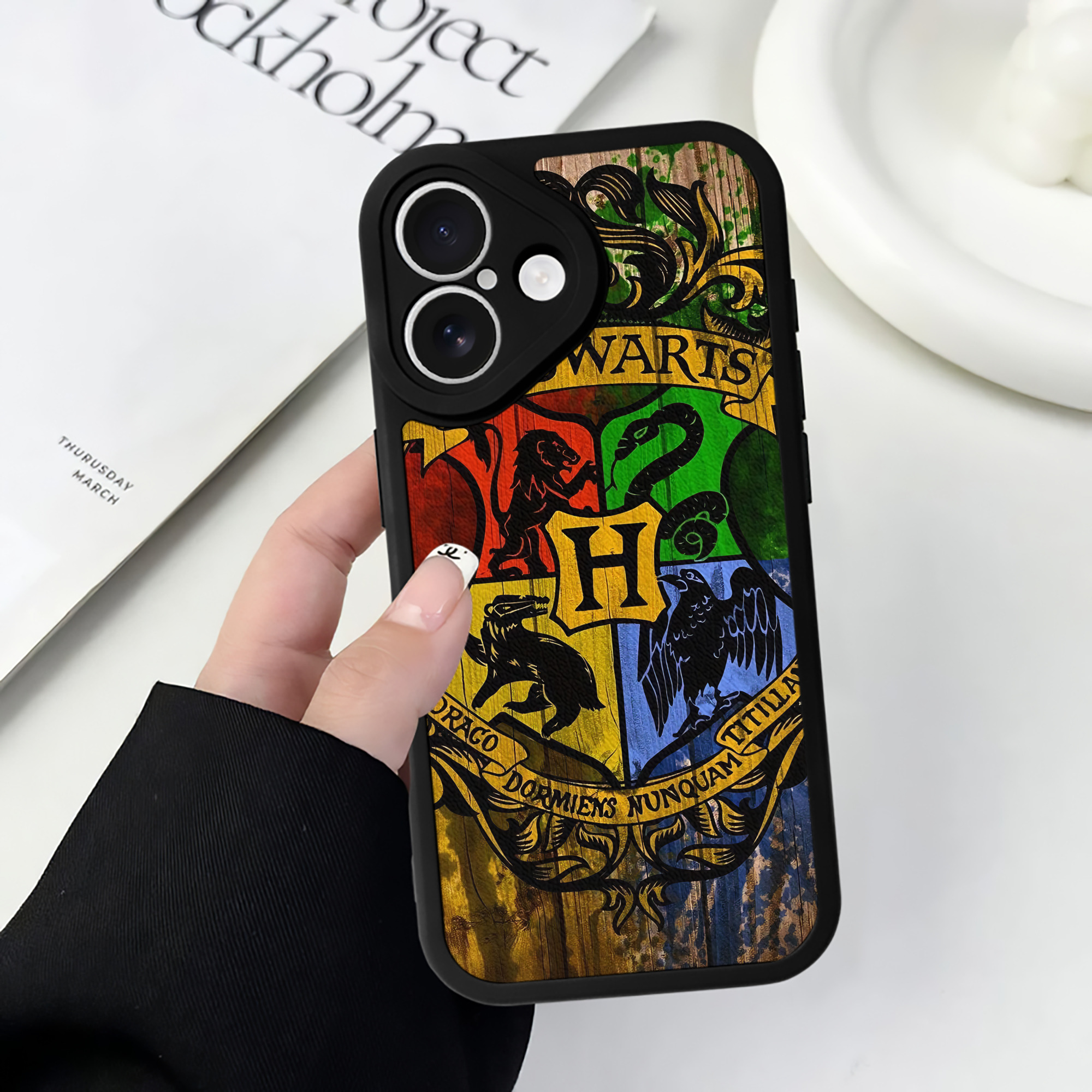 （画像用） Harry Potter ハリー・ポッターシリーズ 【iPhone 16シリーズ対応】シリコンスマホケース（レザー調） 材質：シリコン